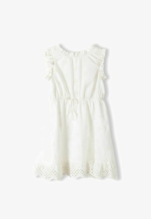 Robe enfant blanche sans manches avec broderie florale ajourée, manches à volants, taille élastiquée avec liens à pompons et ourlet festonné.