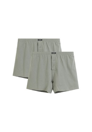 Dwie pary jasnoszarych męskich bokserek z elastycznymi pasami w talii i guziczkami, każda z napisem "Atlantic" na środku pasa.