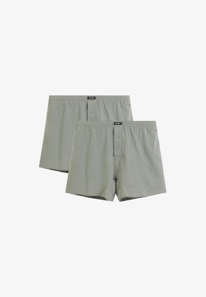 Dwie pary jasnoszarych męskich bokserek z elastycznymi pasami w talii i guziczkami, każda z napisem "Atlantic" na środku pasa.