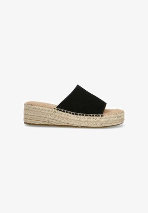 Sandalia negra de ante sin hebilla con suela de yute trenzado, con una tira ancha y un acabado texturizado, adecuada para un estilo casual.