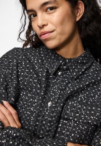 Pieces PCROBERTA JACKET - Casaco de ganga - grey denim