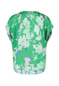 Grünblümige Bluse mit kurzen Ärmeln, die locker sitzt und eine Mischung aus rosa und blauen Mustern auf einem weichen Stoff zeigt.