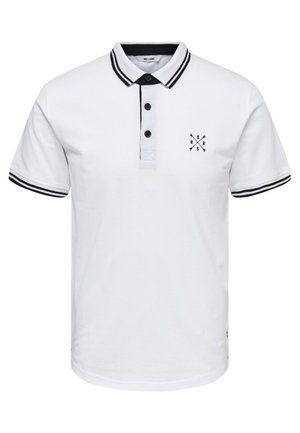 Polo blanc avec des accents noirs sur le col et les manches, patte de boutonnage à deux boutons, et un petit emblème brodé sur la poitrine.