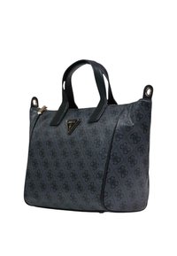 Bolso de mano negro con diseño estampado, doble asa superior, placa con logo dorado y cierre de cremallera. Fabricado con material sintético, con textura suave.