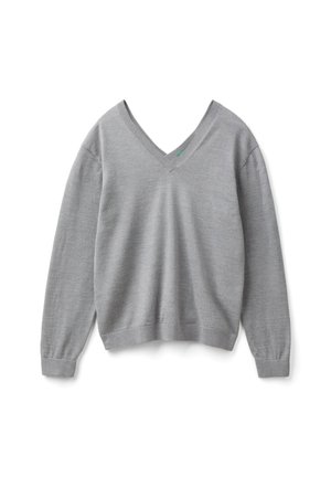 Pull gris à manches longues avec un col en V. Fabriqué en tissu doux, il présente des poignets et un ourlet côtelés, ainsi qu'une coupe décontractée. Style minimaliste.