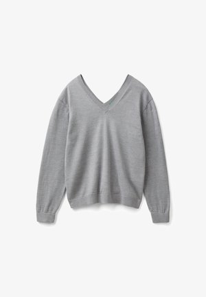 Szary, długi sweter z rękawami i dekoltem w kształcie litery V. Wykonany z miękkiego materiału, posiada prążkowane mankiety i dół oraz luźny krój. Styl minimalistyczny.