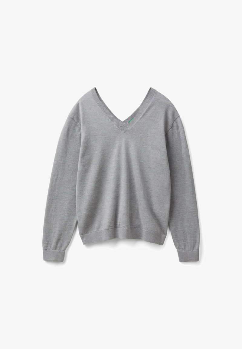Pull gris à manches longues avec un col en V. Fabriqué en tissu doux, il présente des poignets et un ourlet côtelés, ainsi qu'une coupe décontractée. Style minimaliste.