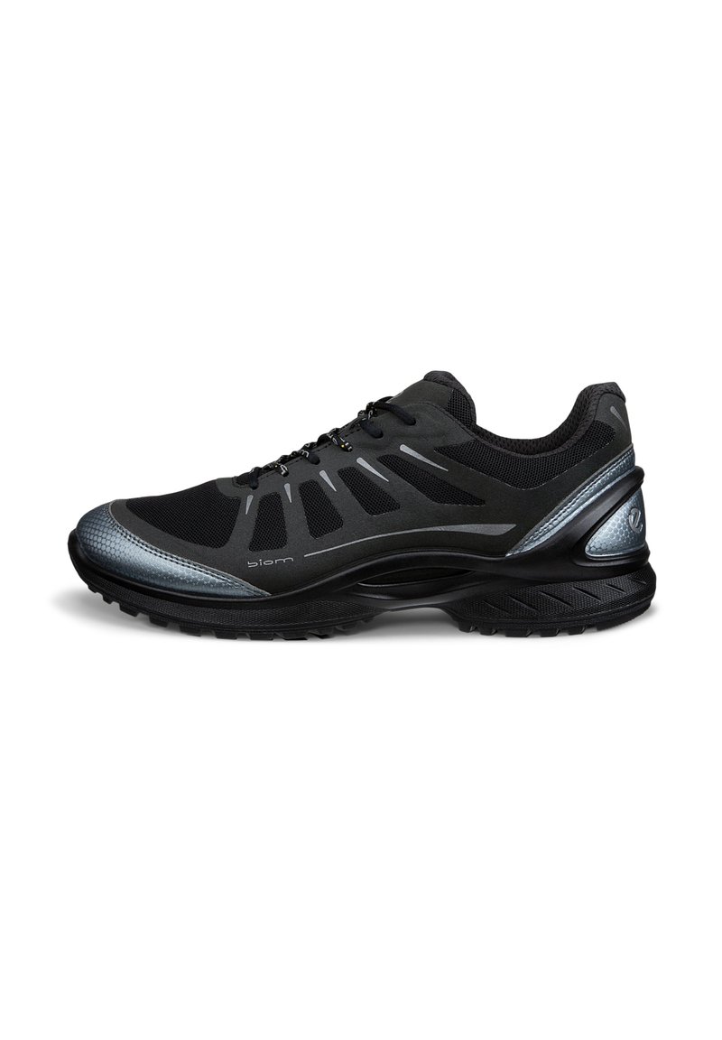 Chaussure de sport noire avec tige en mesh, accents synthétiques, détails réfléchissants, semelle rembourrée et semelle extérieure en caoutchouc texturé pour une meilleure traction.