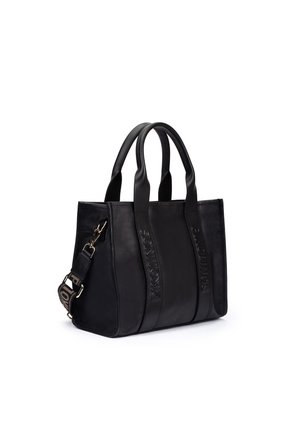 Bolso tote de cuero negro con doble asa, correa de hombro desmontable con diseño y marca "Pikolinos" en relieve en los paneles frontales.