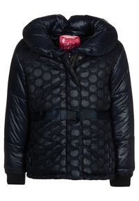 Granatowa kurtka puchowa z dużym kołnierzem, pikowanym wzorem w kształcie kół oraz paskiem w talii. Posiada ściągacze na mankietach i zamek błyskawiczny.