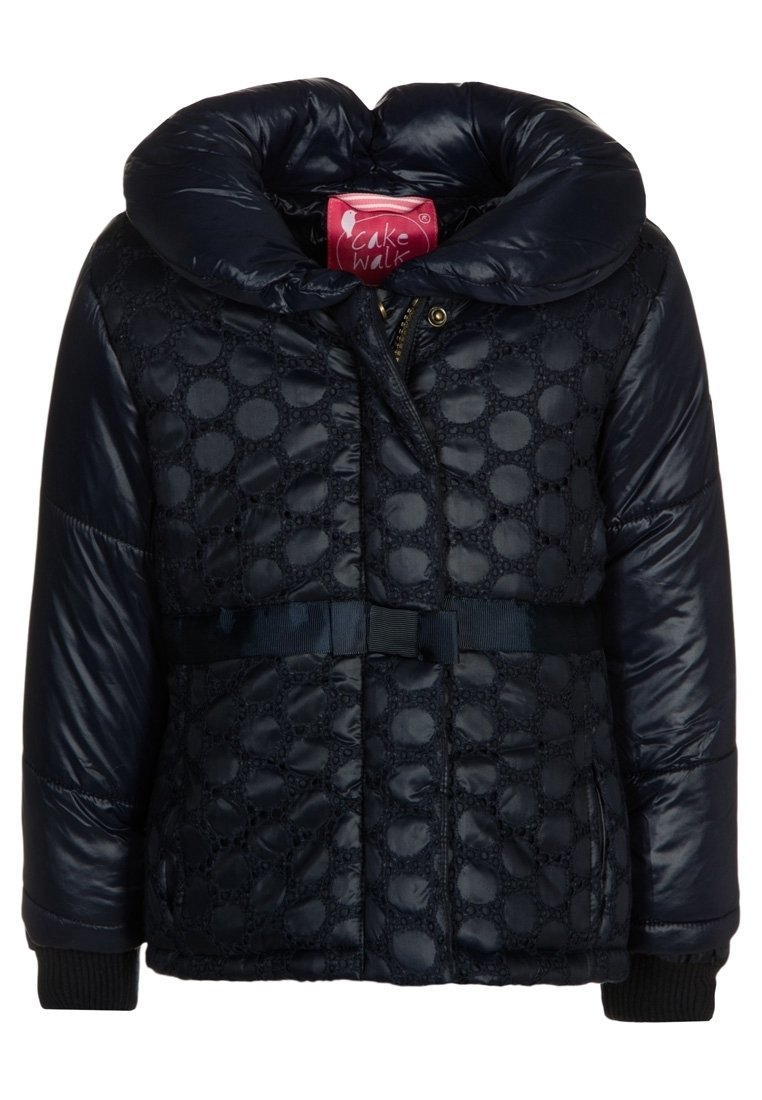 Granatowa kurtka puchowa z dużym kołnierzem, pikowanym wzorem w kształcie kół oraz paskiem w talii. Posiada ściągacze na mankietach i zamek błyskawiczny.