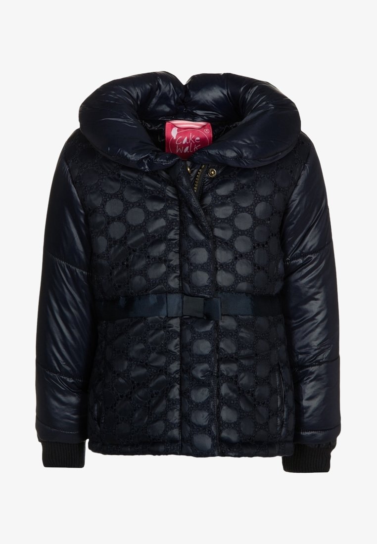Granatowa kurtka puchowa z dużym kołnierzem, pikowanym wzorem w kształcie kół oraz paskiem w talii. Posiada ściągacze na mankietach i zamek błyskawiczny.