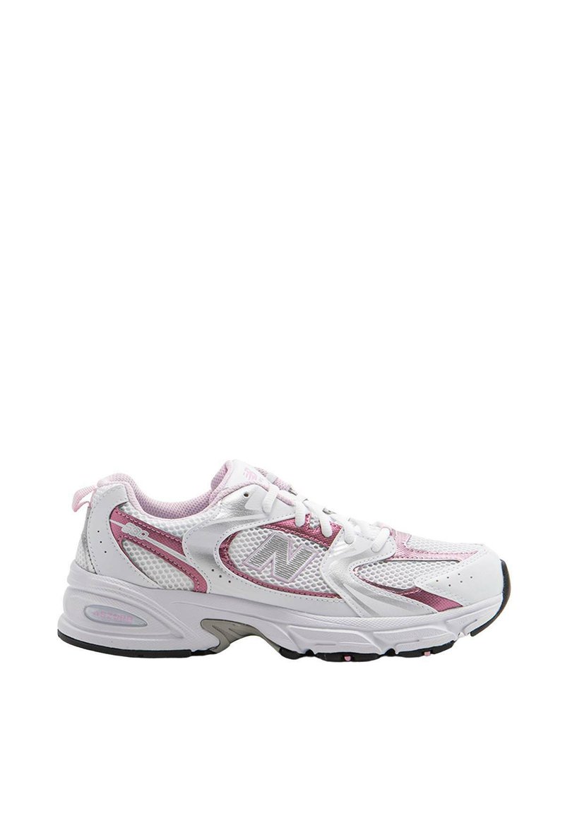 Zapatilla deportiva blanca con acentos en rosa, parte superior de malla, collar acolchado y suela de goma. Presenta un logo reflectante y agujeros de ventilación para una buena transpirabilidad.
