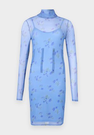 Blå blomstret mesh-kjole med lange ermer, høy krage og tre vertikale sømmer for designdetalj. Har en tettsittende silhuett.