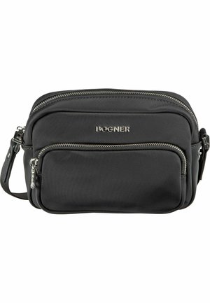 Schwarze Nylon-Crossbody-Tasche mit zwei Reißverschlussfächern, silbernem Zubehör und einem verstellbaren Trageriemen. Markenname auf der Vorderseite aufgedruckt.