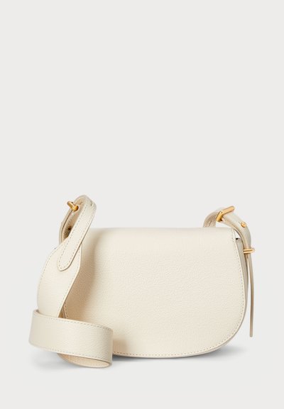 Krēmkrāsas ādas pleca soma ar gludu tekstūru, izliekta forma un zelta detaļas. Iespējama noņemama siksna, kas nodrošina daudzpusību.