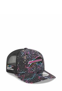 Schwarze Snapback-Cap mit einem bunten Spritzmuster, ausgestattet mit einem gestickten Logo, Netzrücken und einem gewebten Etikett an der Seite.