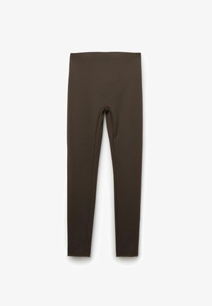 Brune leggings lavet af glat, strækbart stof. De har en høj talje og en tætsiddende design, der går ned til anklerne uden mønstre eller dekorationer.