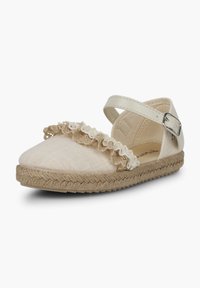 Béžové espadrilky s texturovaným textilním svrškem, s volánkovým krajkovým akcentem a spona na pásku. S přírodními vlákny vyrobená podrážka s pleteným detailem.