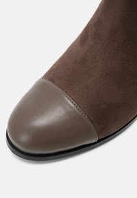 Bullboxer Overkneeskor - brown