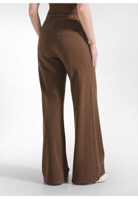 Bruine wijde broek van zacht materiaal, met een merkgebonden elastische tailleband en twee achterzakken voor functionaliteit.
