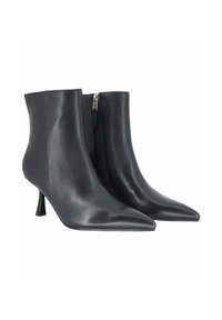 Botines de cuero negro con punta puntiaguda, tacón de altura media y un cierre lateral con cremallera y herrajes dorados. Textura lisa y pulida.