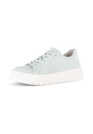 Baskets en daim gris clair avec une semelle épaisse blanche, un bout rond et une fermeture à lacets, présentées en angle pour montrer le côté extérieur et l'avant.