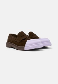 Braune Wildleder Slipper mit einer kontrastierenden lavendelfarbenen Gummispitze und brauner Sohle. Verfügt über minimale Stickdetails auf dem Obermaterial.