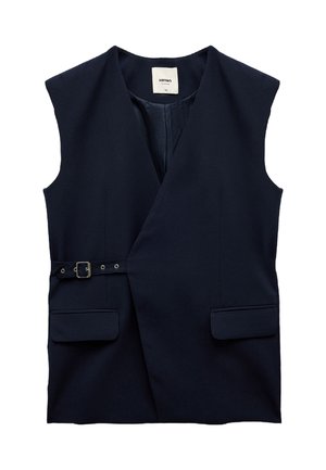 Marineblauwe, mouwloze vest met een wikkelontwerp, voorzien van twee voorzakken, een zijriem met gespsluiting en een gladde textuur.