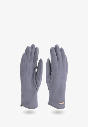 Un paio di guanti grigi morbidi con cuciture decorative sulle dita e un piccolo targhetta in metallo vicino al polso.