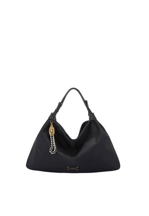 Borsa a mano in pelle morbida nera con manico singolo, charm intrecciato oro e bianco e piccola targhetta metallica rettangolare del marchio.