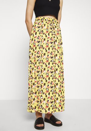 Żółta długa spódnica maxi z wyraźnym wzorem w panterkę w kolorach czarnym, brązowym i czerwonym. Posiada elastyczną talię i sznurek do regulacji, wykonana z lekkiego materiału.