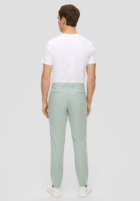 s.Oliver BLACK LABEL MIT SLIM LEG - Chinos - salbeigrün