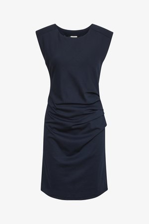 Tumed sinine lühikeste varrukatega kleit ümmarguse kaelusega ja kokku runitud külgedega. Pehme, sile kangas ja sobiv siluett.