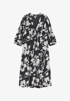 Czarna sukienka midi z dużym białym nadrukiem kwiatowym, dekoltem w kształcie litery V oraz trójczwartkowymi bufkami na rękawach z marszczonymi mankietami.