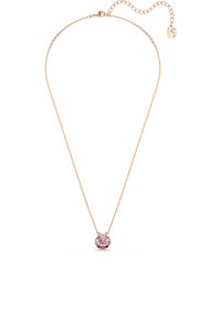 Náhrdelník z růžového zlata s jemným řetízkem, zdobený kulatým růžovým drahokamem, který je doplněn menšími čirými kameny.