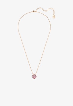Collana in oro rosa con una catena sottile, caratterizzata da un pendente rotondo in pietra rosa, accentuato da piccole pietre chiare.