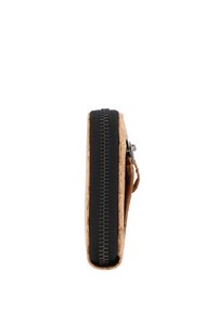 Cartera delgada de corcho beige con cremallera negra y lengüeta, vista de lado sobre fondo blanco.