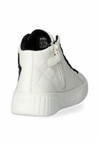 Sneaker bianco in pelle trapuntata con un accento nero testurizzato, collo imbottito e zip laterale. Presenta una robusta suola in gomma bianca.