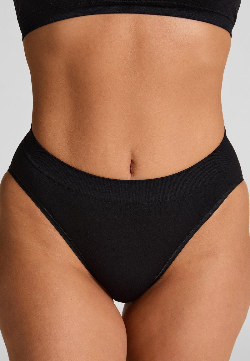 Zwarte high-waisted bikini slipjes gemaakt van rekbaar materiaal, met een gladde textuur en een brede elastische tailleband voor comfort.