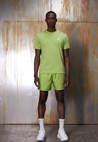 Nike Sportswear M NSW SPE WVN LND FLOW SHORT - Spodnji deli trenirk - vivid green/white