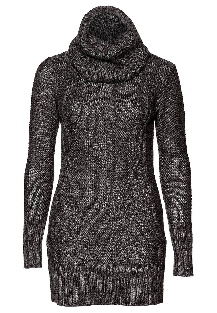 Maglione lavorato a maglia di colore grigio scuro con collo alto, maniche lunghe e un design testurizzato caratterizzato da motivi a treccia e orlo a coste.
