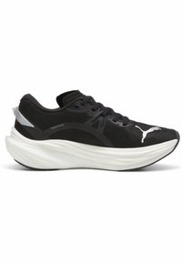 Zapatilla de running negra con parte superior de malla texturizada, acentos reflectantes y una gruesa entresuela blanca. Presenta cordones negros y una suela con patrón.