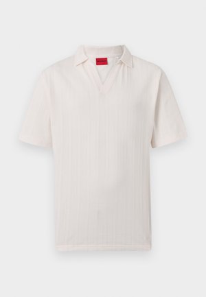 Fehér rövid ujjú galléros póló texturált anyagból, piros Hugo márkajelzéssel a gallér belsejében és V-nyakú kivágással.