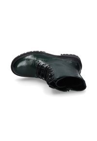 Glänzende dunkelgrüne Knöchelstiefel mit runder Spitze, schwarzen Schnürsenkeln und robuster Sohle. Mit strukturiertem Finish und Nahtdetails entlang des Schafts.
