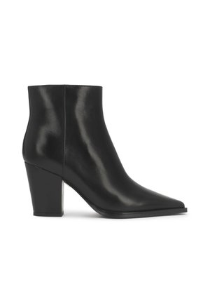Bottine noire en cuir avec bout pointu et talon haut carré, vue de profil sur fond blanc.