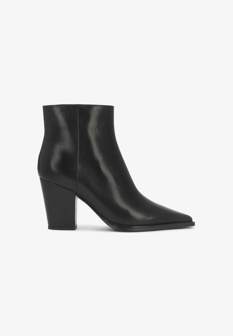 Bottine noire en cuir avec bout pointu et talon haut carré, vue de profil sur fond blanc.