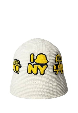 Cappello bucket bianco all'uncinetto con disegni ricamati gialli e neri, tra cui "I (hat) NY," una vetrina di gastronomia e un carretto di un venditore ambulante.