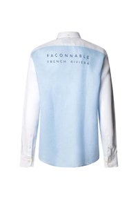Camicia a maniche lunghe con un pannello posteriore di colore azzurro chiaro e maniche bianche, con la scritta stampata "FACONNABLE FRENCH RIVIERA" sulla parte superiore della schiena.