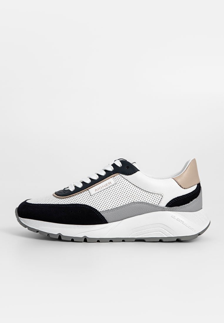 Niedrig geschnittene Sneaker mit weißen, schwarzen, grauen und beigen Paneelen, perforierten Seiten, weißen Schnürsenkeln und einer dicken weißen Sohle.